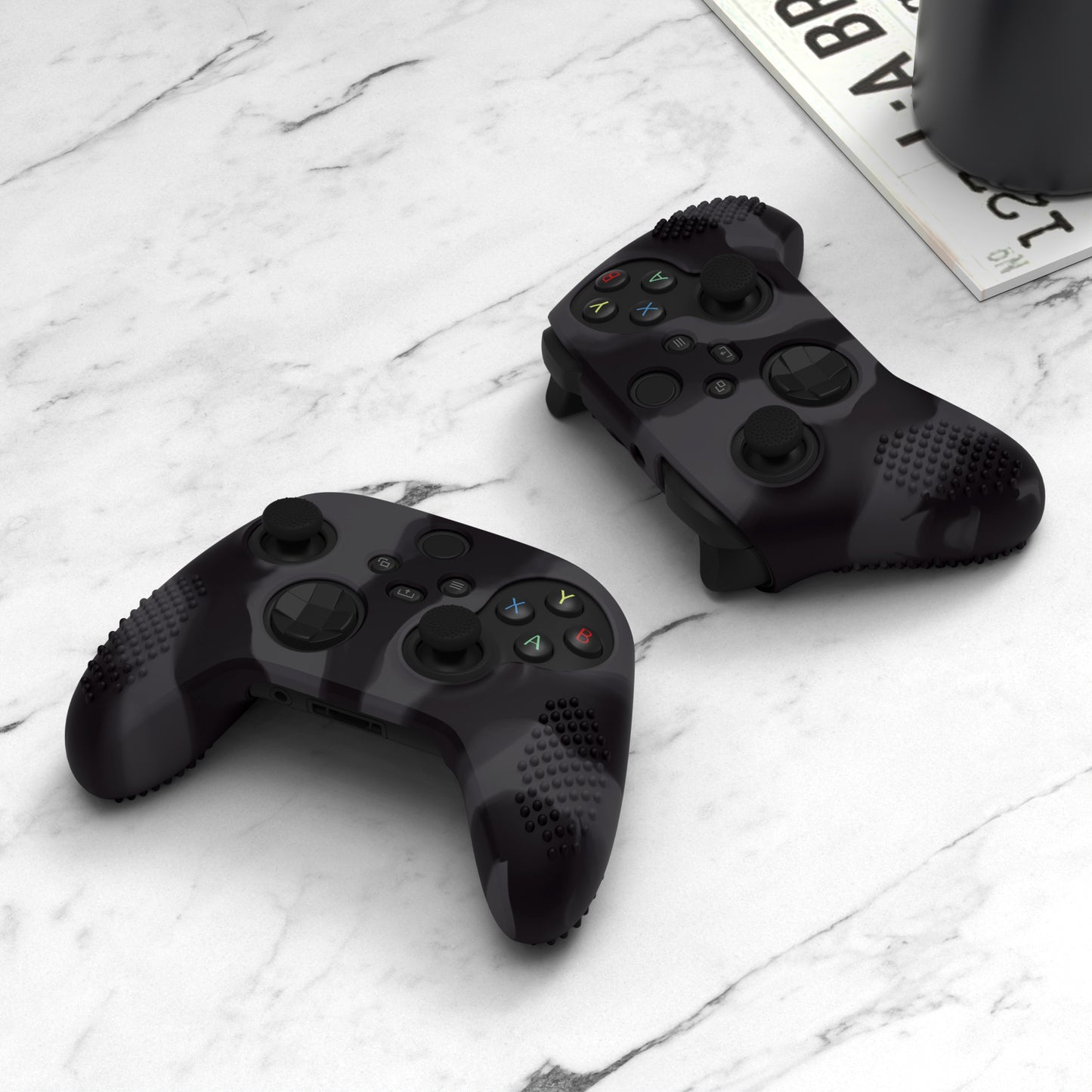 PlayVital 3D スタッドエディション 滑り止めシリコンカバースキン サムグリップキャップ付き Xbox Series X/S コントローラー & Xbox Core ワイヤレスコントローラー用【ダークグレー & ブラック】